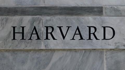 Dos personas pasan junto a la Facultad de Medicina de Harvard en una imagen de archivo.