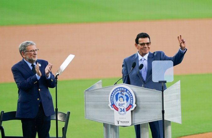 Fernando Valenzuela agradece una ovación durante la ceremonia del retiro de su número 34 en Dodger Stadium el 11 de agosto de 2023. Este evento pudo haber ayudado a que la leyenda mexicana de los Dodgers recibiera mayor aprecio para una posible elección al Salón de la Fama.