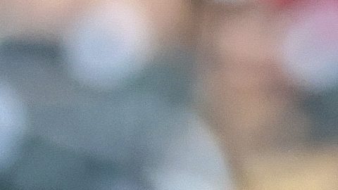 Robert Suárez lanza durante un partido contra los Braves,