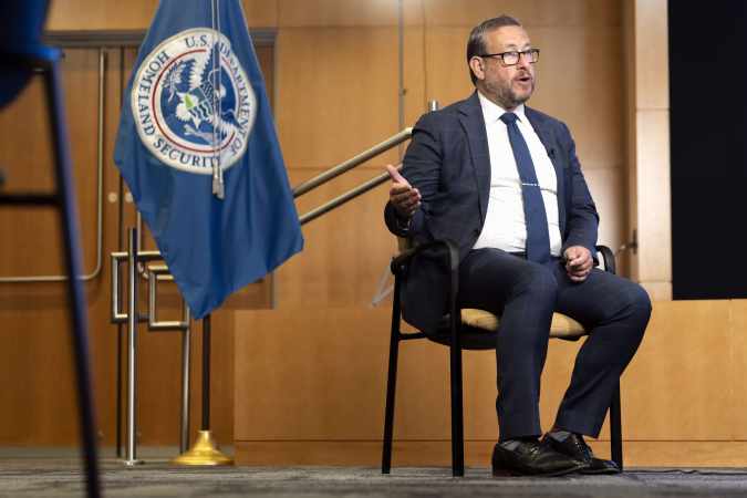 USCIS endurece guías de VAWA para combatir fraudes y reducir atrasos, pero sin eliminar el programa