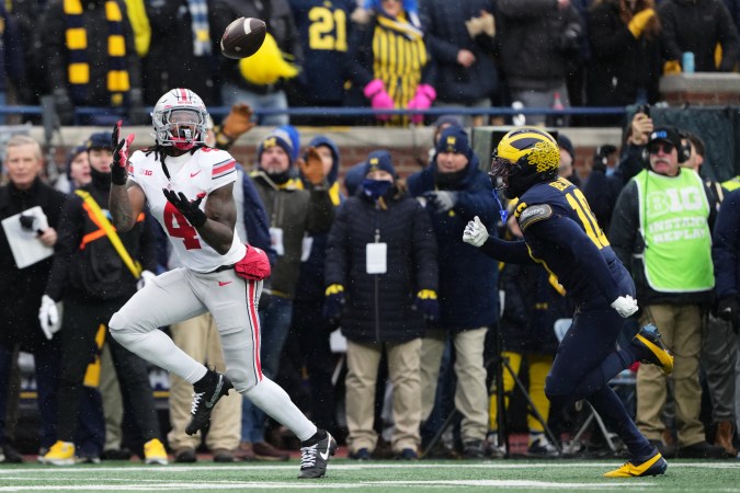 Jeremiah Smith, receptor de Ohio State, atrapa un pase de anotación durante el triunfo de su equipo el 29 de noviembre en Ann Arbor, Michigan, en el que resultó ser el último partido del entrenador Sherrone Moore al frente de los Wolverines.