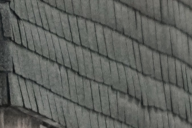 La nevada comenzó antes del amanecer, complicando el tráfico matutino y dejando carreteras resbaladizas.