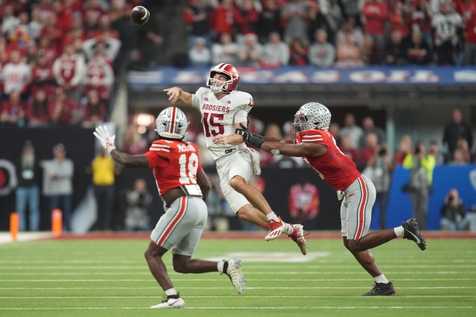 Fernando Mendoza durante el juego de campeonato de conferencia ganado por Indiana contra Ohio State el 6 de diciembre. El triunfo le ayudó al cubanoamericano a obtener el Trofeo Heisman y a su equipo a quedar como el No. 1 de la nación.