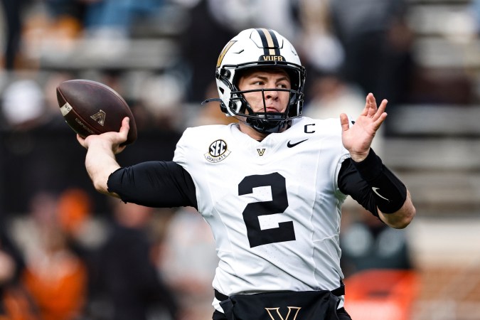 Diego Pavia, quarterback de la Universidad de Vanderbilt, tuvo una temporada espectacular con su brazo y sus piernas.