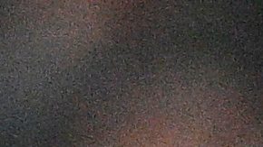 Tyler Steen (56), liniero ofensivo de los Eagles, durante la pelea con jugadores de los Commanders, incluyendo Mike Sainristil (0), cerca del final del partido.