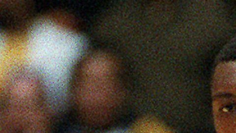 Elden Campbell junto a "Magic" Johnson, leyenda que también lamentó su partida.