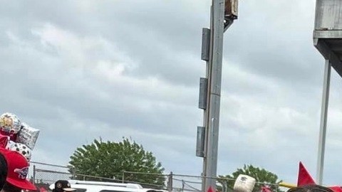 Alberto Arzola en su graduación acompañado por sus padres