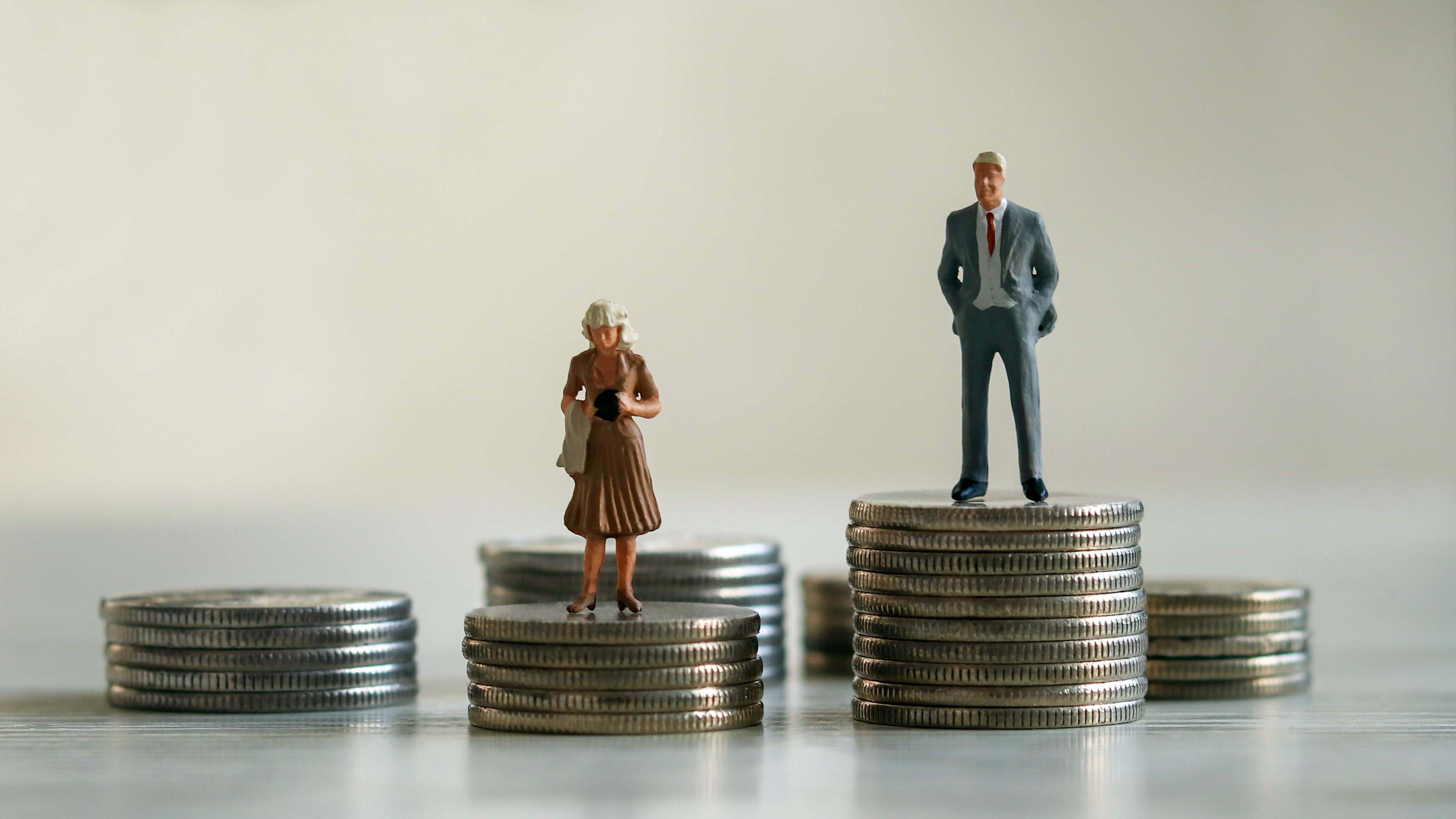 Brecha salarial entre hombres y mujeres se recorta lento - La Opinión