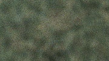 Brigitte Bardot sonríe mientras abraza a un perro al aire libre, sentada junto a una cerca.