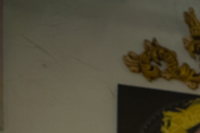 Integrantes de Coca-Cola entregan un Holiday Kit a una comerciante durante la activación “Caroling All the Way con Coca-Cola” en un negocio local de Los Ángeles.