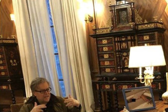 Steve Bannon y Jeffrey Epstein durante una entretenida charla