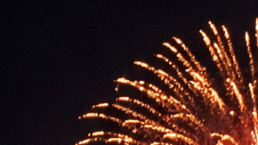 Foto realista nocturna de fuegos artificiales de Año Nuevo en Miami sobre la Bahía de Biscayne, skyline iluminado, reflejos en el agua, gente observando desde un parque o la playa, ambiente festivo, colores intensos, cielo oscuro.