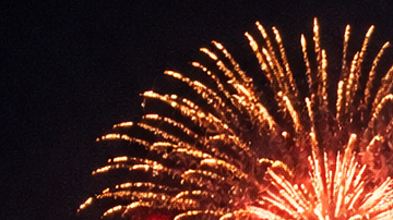 Foto realista nocturna de fuegos artificiales de Año Nuevo en Miami sobre la Bahía de Biscayne, skyline iluminado, reflejos en el agua, gente observando desde un parque o la playa, ambiente festivo, colores intensos, cielo oscuro.