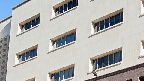 Buscan crear una línea local de crisis para los jóvenes LGBTQ en el condado de Los Ángeles.