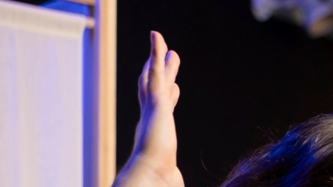 La IA es contraria a la felicidad, opina neurocientífico: "Nos roba la atención que merecen las personas que nos rodean"