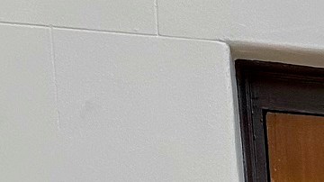 Alfredo Rodríguez muestra las cajas para recibir los regalos en la oficina de la alcaldesa Karen Bass en Eagle Rock.