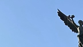 Un grupo numeroso hace una procesión para honrar a la Virgen de Guadalupe en la Plaza México.