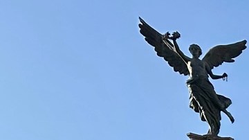 Un grupo numeroso hace una procesión para honrar a la Virgen de Guadalupe en la Plaza México.
