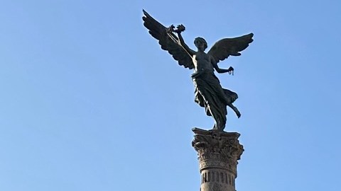 Un grupo numeroso hace una procesión para honrar a la Virgen de Guadalupe en la Plaza México.