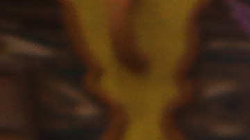 Alexandra Núñez con el retrato de su hija que le salvó la vida a siete personas.