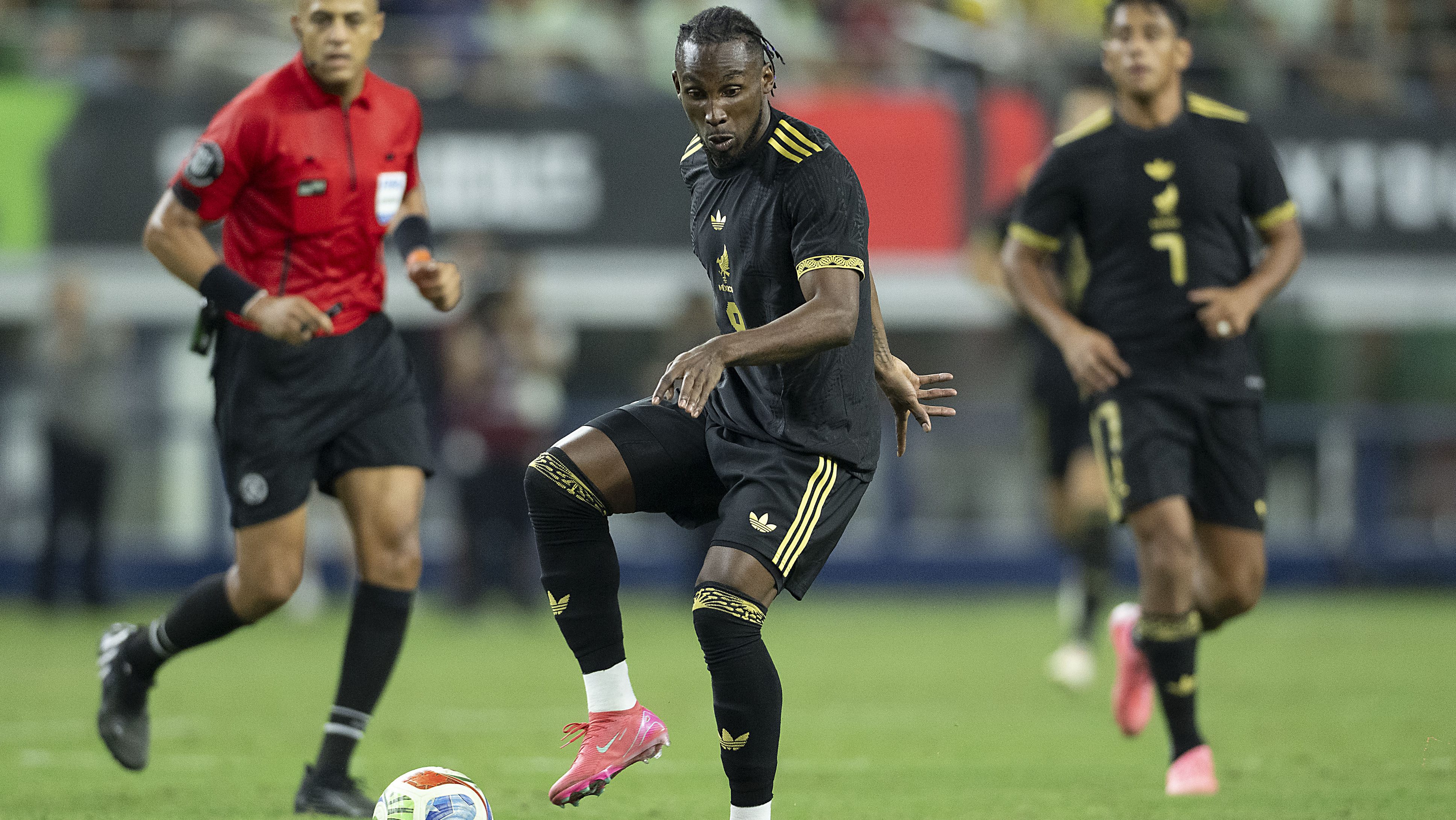 Julián Quiñones no deja de alzar la mano para el Mundial 2026