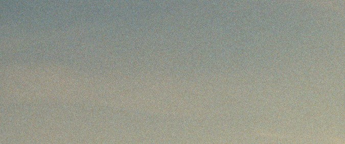 Lucy y el Ghoul caminan juntos en el Wasteland en una escena de la segunda temporada de Fallout