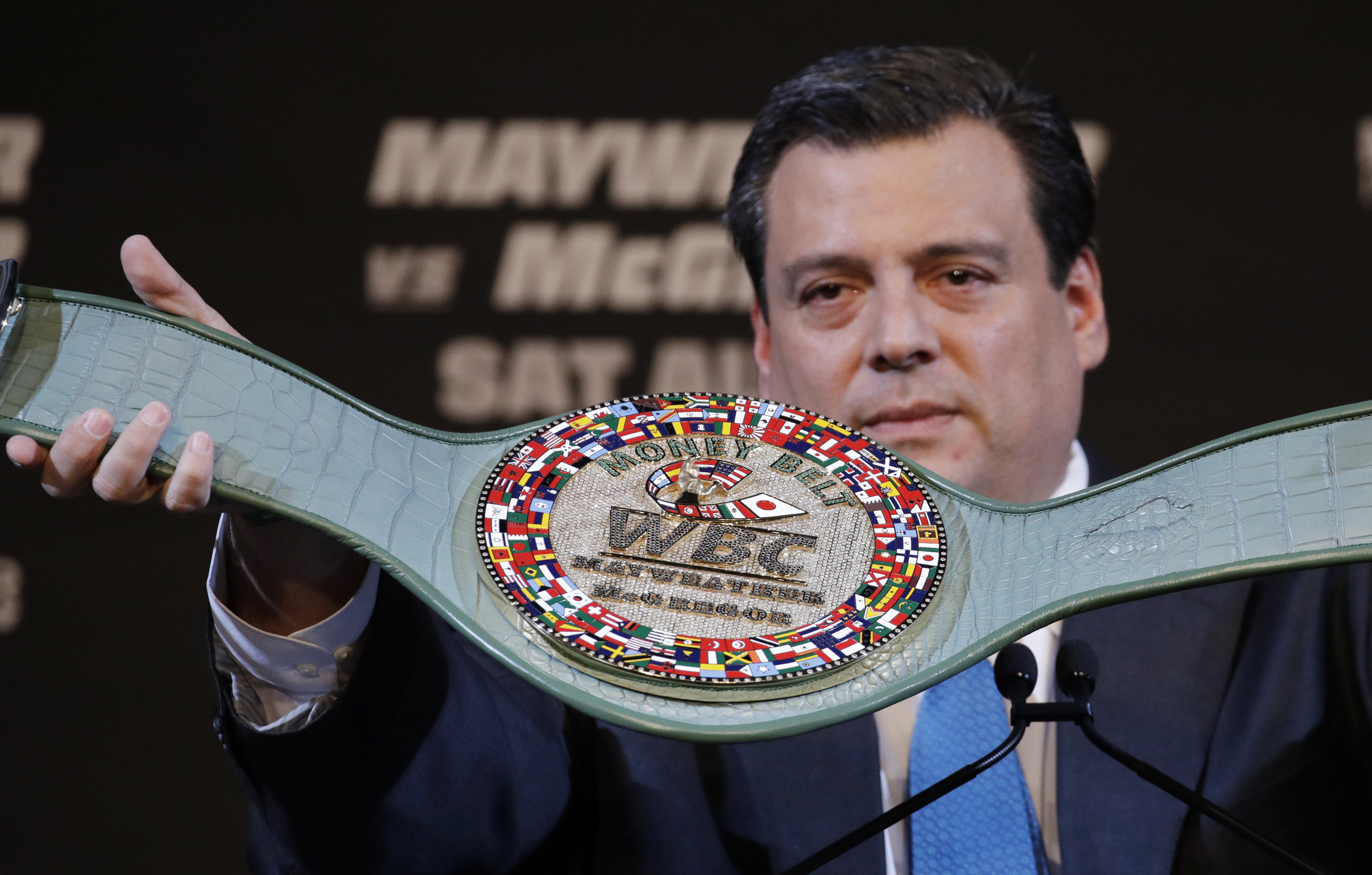 Mauricio Sulaimán defiende al polémico Jake Paul de una ola de críticas