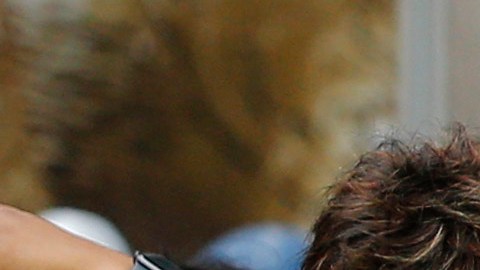 Un grupo de aficionados espera en la 6ta Avenida de Nueva York a que se anuncien las ciudades sedes del Mundial de 2026, el jueves 16 de junio de 2022 (AP Foto/Noah K. Murray)