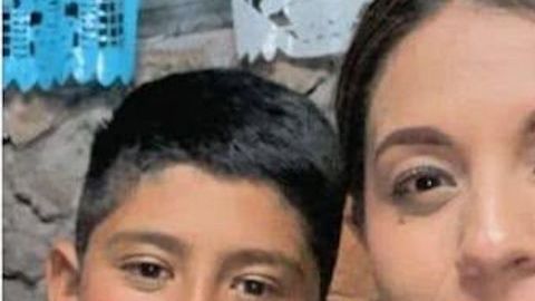 Leonel Salazar junto a su esposa  Claudia Paulina y su hijo Gael.