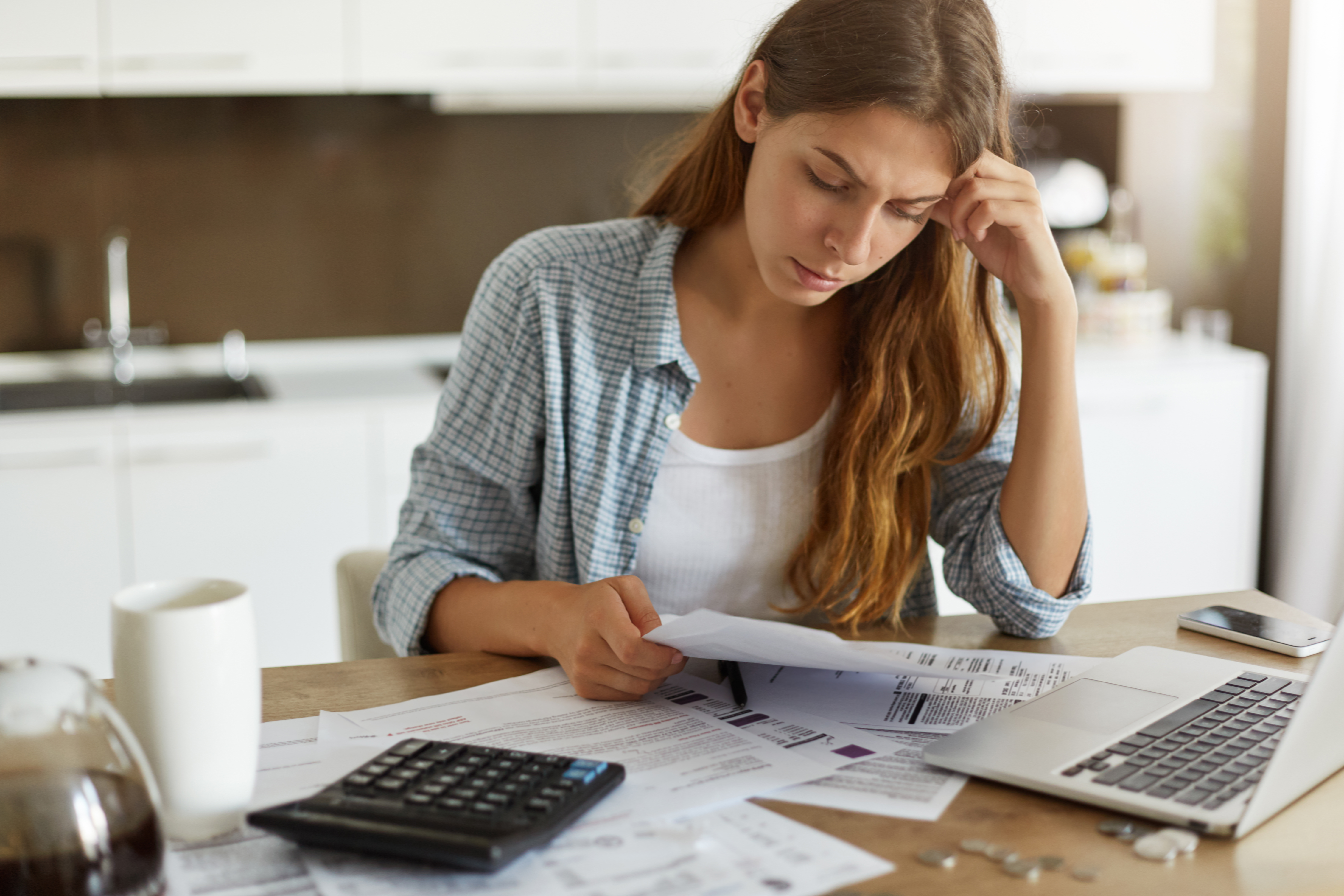 Hogares en EE.UU. muestran el nivel de preocupación financiera más alto desde 2022, según informe de la Fed