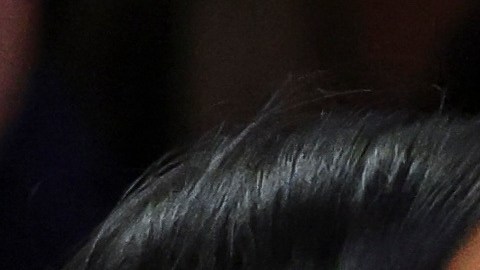 Selena Gomez besa a su esposo Benny Blanco en un partido de Los Angeles Lakers