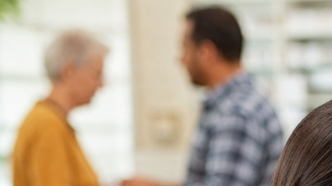 Vacunación gratuita contra la gripe en una farmacia de Estados Unidos