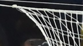 AME6486. SAN NICOLÁS DE LOS GARZA (MÉXICO), 06/12/2025.- Nahuel Guzmán de Tigres detiene el balón en un tiro penal este sábado, durante un partido de vuelta correspondiente a la semifinal del Torneo Apertura 2025 de la Liga MX entre Tigres y Cruz Azul en el estadio Universitario de San Nicolás de Los Garza (México). EFE/ Miguel Sierra