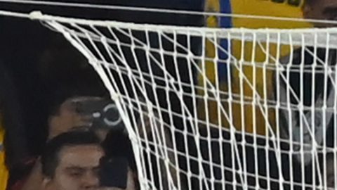 AME6486. SAN NICOLÁS DE LOS GARZA (MÉXICO), 06/12/2025.- Nahuel Guzmán de Tigres detiene el balón en un tiro penal este sábado, durante un partido de vuelta correspondiente a la semifinal del Torneo Apertura 2025 de la Liga MX entre Tigres y Cruz Azul en el estadio Universitario de San Nicolás de Los Garza (México). EFE/ Miguel Sierra