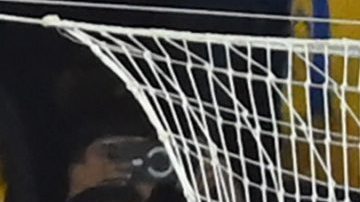 AME6486. SAN NICOLÁS DE LOS GARZA (MÉXICO), 06/12/2025.- Nahuel Guzmán de Tigres detiene el balón en un tiro penal este sábado, durante un partido de vuelta correspondiente a la semifinal del Torneo Apertura 2025 de la Liga MX entre Tigres y Cruz Azul en el estadio Universitario de San Nicolás de Los Garza (México). EFE/ Miguel Sierra