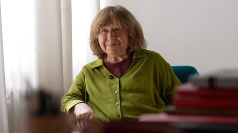 "No colecciono horrores sino pruebas del espíritu humano": Svetlana Alexievich, la Nobel de Literatura que contó como nadie el drama de Chernóbil