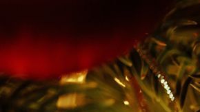 La canela en el árbol navideño se puede convertir en tu amuleto de la suerte.