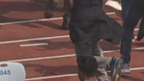 KOLKATA (India), 13/12/2025.- Lionel Messi fans run as bottles and chairs are thrown and hoardings are vandalised at Salt Lake Stadium in Kolkata, 13 December 2025. Following Messis brief five-minute appearance, unrest broke out among fans who had paid a significant amount but were unable to see the Argentine football legend. EFE/EPA/PIYAL ADHIKARY