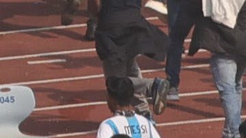 KOLKATA (India), 13/12/2025.- Lionel Messi fans run as bottles and chairs are thrown and hoardings are vandalised at Salt Lake Stadium in Kolkata, 13 December 2025. Following Messis brief five-minute appearance, unrest broke out among fans who had paid a significant amount but were unable to see the Argentine football legend. EFE/EPA/PIYAL ADHIKARY