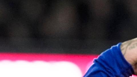 BARCELONA, 02/12/2025.- El centrocampista brasileño del FC Barcelona Raphinha celebra su gol durante el partido de la jornada 19 de LaLiga que FC Barcelona y Atlético de Madrid disputan hoy martes en el estadio Spotify Camp Nou de Barcelona. EFE/Enric Fontcuberta