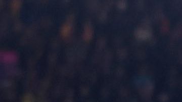 LONDON (United Kingdom), 25/11/2025.- Referee Slavko Vincic shows Ronald Araujo of Barcelona the red card following a second yellow card during the UEFA Champions League league phase match between Chelsea and Barcelona in London, Britain, 25 November 2025. (Liga de Campeones, Reino Unido, Londres) EFE/EPA/NEIL HALL