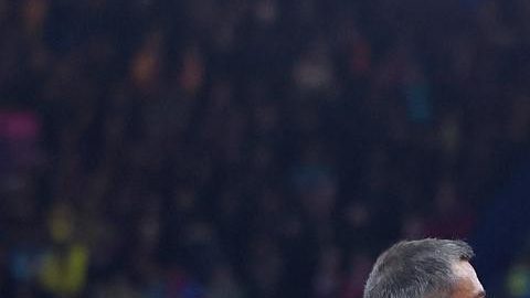 LONDON (United Kingdom), 25/11/2025.- Referee Slavko Vincic shows Ronald Araujo of Barcelona the red card following a second yellow card during the UEFA Champions League league phase match between Chelsea and Barcelona in London, Britain, 25 November 2025. (Liga de Campeones, Reino Unido, Londres) EFE/EPA/NEIL HALL