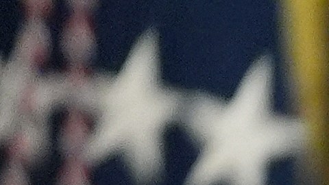 Sin mencionar nacionalidades, Noem criticó a ciertos inmigrantes considerándolos amenazas a la seguridad pública.