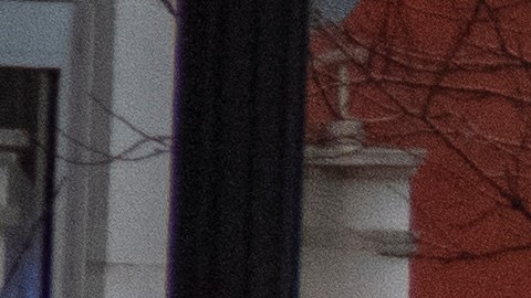 Dentro de la vivienda, las autoridades descubrieron un cadáver en avanzado estado de descomposición y múltiples artefactos explosivos.