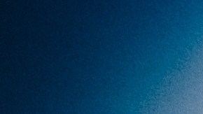 Uno de los oficiales resultó gravemente herido; el agresor fue baleado y permanece hospitalizado.