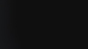 Enfrenta cargos por amenazas terroristas y seguirá el proceso en libertad tras pagar una fianza.