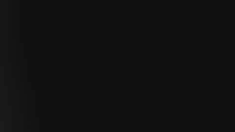 Enfrenta cargos por amenazas terroristas y seguirá el proceso en libertad tras pagar una fianza.