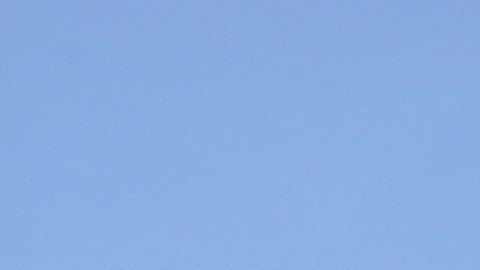 El atacante huyó en un vehículo y continúa prófugo. El casino permaneció operativo.