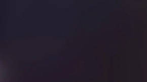 La policía describió al sospechoso como un hombre negro, calvo, que vestía una sudadera con capucha roja, jeans azules y zapatillas blancas.