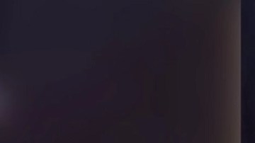 La policía describió al sospechoso como un hombre negro, calvo, que vestía una sudadera con capucha roja, jeans azules y zapatillas blancas.